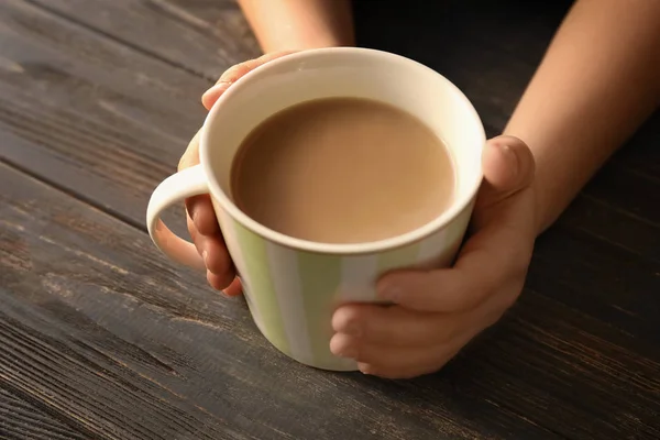 Lindo Niño Pequeño Con Taza Bebida Cacao Caliente Mesa Primer —  Fotos de Stock