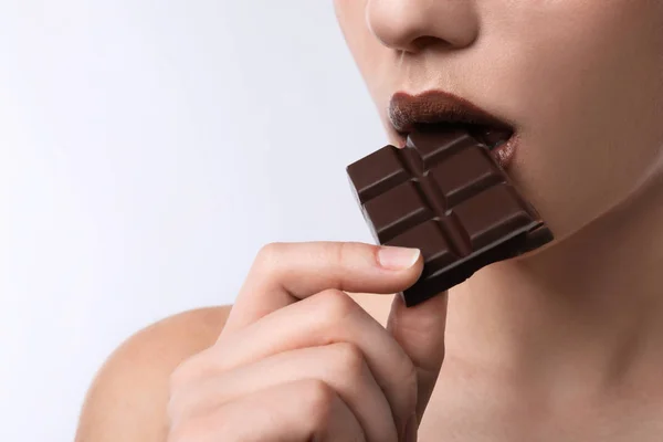 Beyaz Arka Plan Closeup Çikolata Olan Güzel Kadın Telifsiz Stok Fotoğraflar