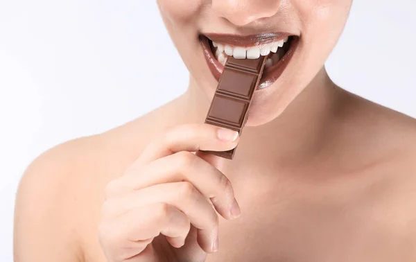 Hermosa Joven Con Chocolate Sobre Fondo Claro Primer Plano Imagen de stock