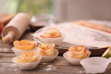 Puf böreği mutfak masasının üzerinde Apple gül