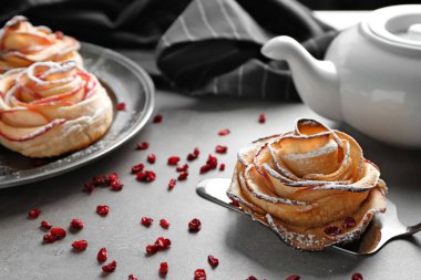 Lezzetli gül masada elma pasta şeklinde