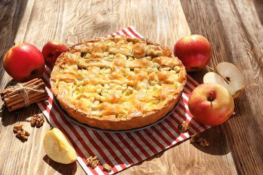 Ahşap masa üzerinde lezzetli elmalı turta ile kompozisyon