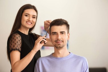 Profesyonel Kuaför Güzellik Salonu istemcisinde ile çalışma