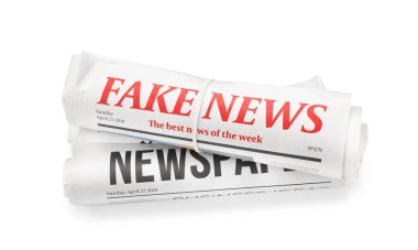 Beyaz arka plan üzerinde rulo Gazeteler