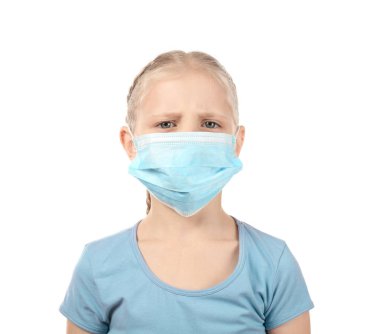 Beyaz arka plan üzerinde koruyucu maske, küçük kız. Anti kavramı