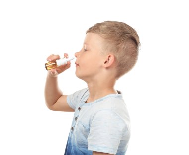 Burun damla beyaz arka plan üzerinde kullanma küçük çocuk. Anti kavramı