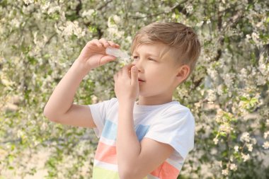 Küçük çocuk göz kullanarak çiçek açan ağacın yanında bırakır. Anti kavramı