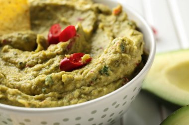 Lezzetli guacamole ve cips masada, closeup ile kase