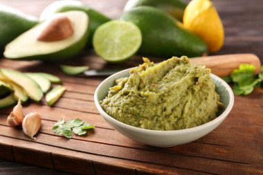 Ahşap tahta üzerinde lezzetli guacamole ile kase