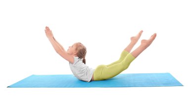 Küçük kızı pratik Yoga beyaz arka plan üzerinde