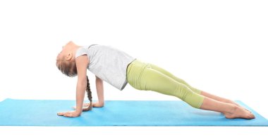 Küçük kızı pratik Yoga beyaz arka plan üzerinde