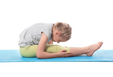 Küçük kızı pratik Yoga beyaz arka plan üzerinde