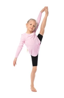 Küçük kızı pratik Yoga beyaz arka plan üzerinde