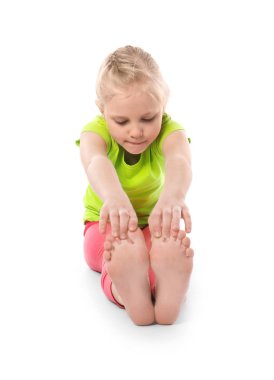 Küçük kızı pratik Yoga beyaz arka plan üzerinde