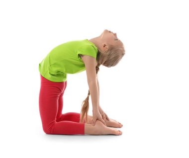Küçük kızı pratik Yoga beyaz arka plan üzerinde