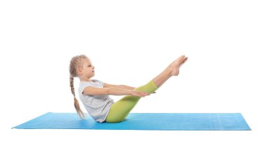 Küçük kızı pratik Yoga beyaz arka plan üzerinde