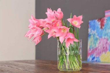 Ahşap masa kapalı üzerinde güzel lale vazo