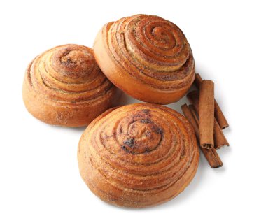 Beyaz arka plan üzerinde tatlı tarçınlı çörek