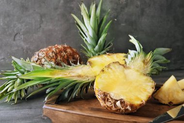 Tahta masada lezzetli ananas ile