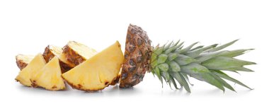Beyaz zemin üzerine lezzetli ananas dilimleri