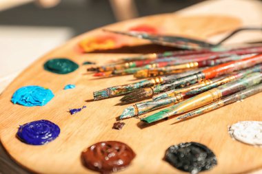 Palet ve sanatçının atölyesinde, closeup fırçalar