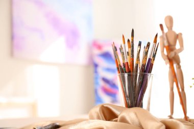 Fırçalar tablo kümesi ile cam