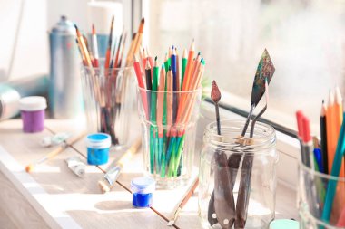 Pencere pervazına üzerinde boyama araçları kümesi