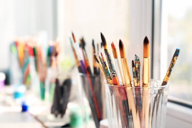 Cam pencere pervazına, closeup üzerinde fırça seti ile
