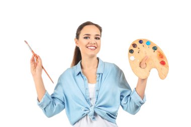 Beyaz arka plan üzerinde güzel kadın sanatçı portresi