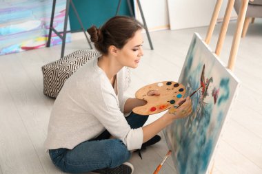 Atölyede resim yapan kadın sanatçı