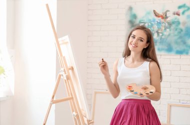 Atölye kadın sanatçı portresi