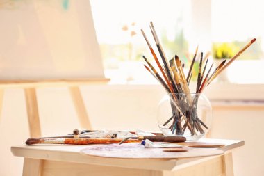 Sanatçının atölyesinde tablo araçları kümesi