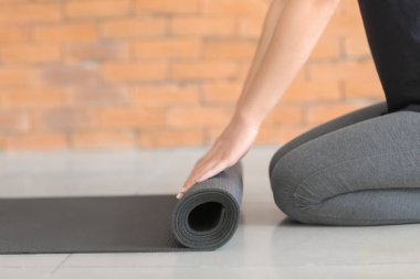Yoga mat kapalı olan kadın