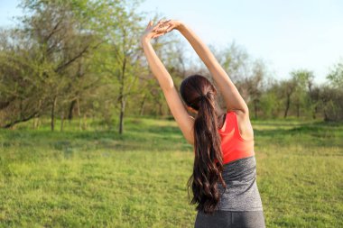 Sportif genç kadın parkta eğitim