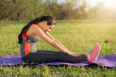 Pratik yoga Park sportif genç kadın