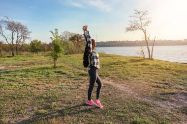 Nehri yakınında güzel genç kadın