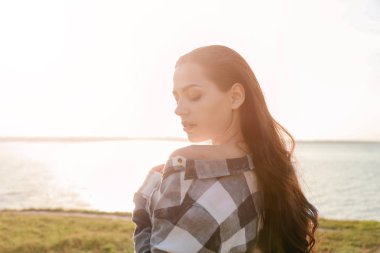 Nehri yakınında güzel genç kadın