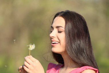 Karahindiba park içinde olan güzel kadın