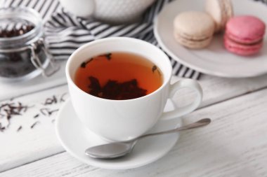 Beyaz tahta masada sıcak çay