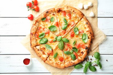 Lezzetli pizza Margherita ahşap arka plan üzerinde