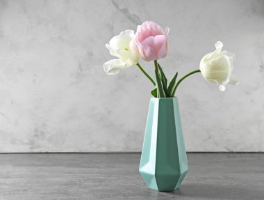 Gri masada güzel lale vazo