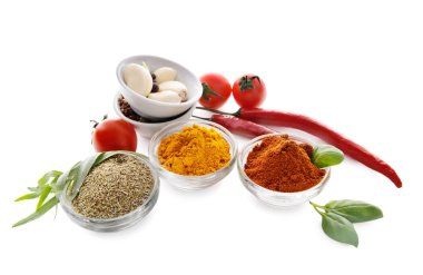 Beyaz arka plan üzerinde farklı baharatlar ile kompozisyon