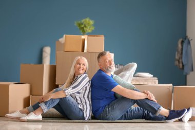 Olgun çift kapalı katta oturan eşyalar ile. Yeni evime taşınmaya