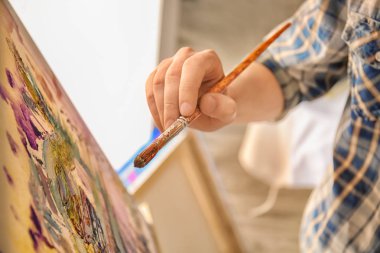Atölye çalışmasında, portre resim erkek sanatçı