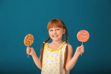 Lolipop renk arka plan üzerinde ile sevimli küçük kız