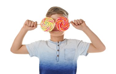 Lolipop beyaz arka plan üzerinde olan şirin küçük çocuk