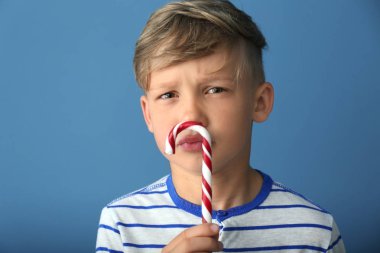 Şeker kamışı renk arka plan üzerinde olan şirin küçük çocuk