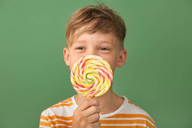 Lolipop renk arka plan üzerinde olan şirin küçük çocuk