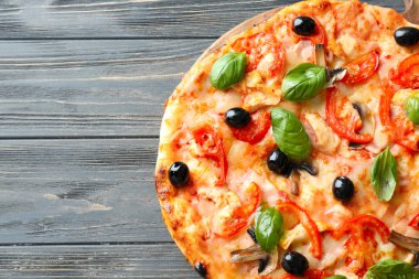Lezzetli İtalyan pizza ahşap arka plan üzerinde zeytinli