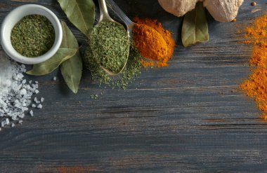 Tahta masada çeşitli baharatlar var.
